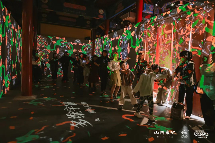 △观众于展览现场体验Swing舞蹈