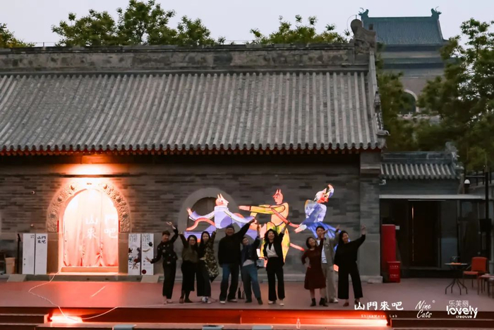 △联创团队与伙伴们于山门来吧·数字艺术馆外合影