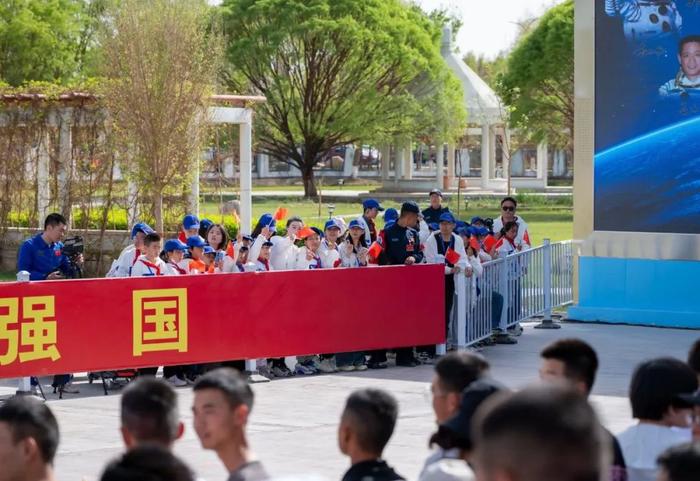 我们一起仰望星空！“神十八”出征，“红领巾”现场见证！