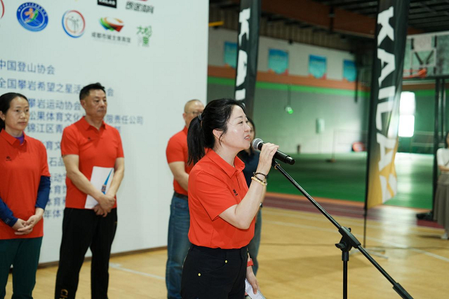 （中国登山协会青少年委员会副秘书长白玲致辞）