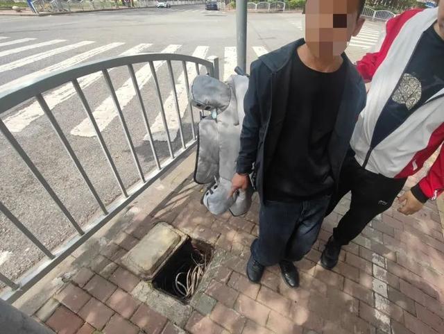 男子光天化日下破坏交通设施，警民合力人赃俱获