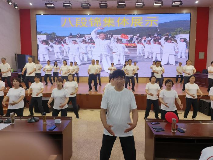 劳动展风采 运动新师训 ——镇平县教师进修学校举办 “庆五一”趣味运动会