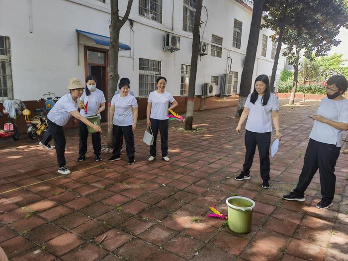 劳动展风采 运动新师训 ——镇平县教师进修学校举办 “庆五一”趣味运动会