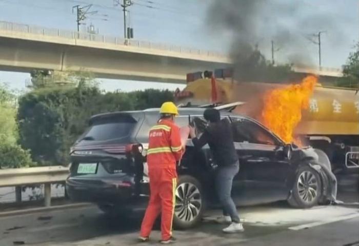 问界官方回应M7高速车祸起火致3人死亡事故 多个疑问待解