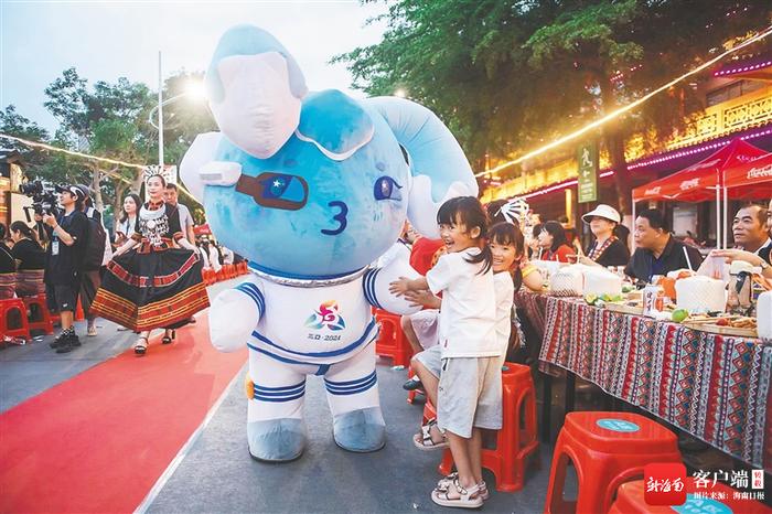 第十二届全国少数民族传统体育运动会吉祥物“吉贝”高频亮相各大活动现场