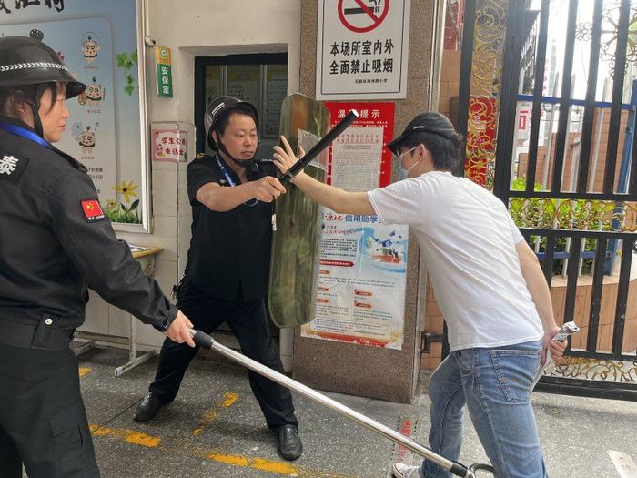 荷池路小学这场“沉浸式”防恐防暴演练助力平安校园