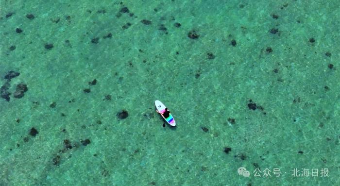 游客慕名前来打卡！北海有一片绚丽的“玻璃海”