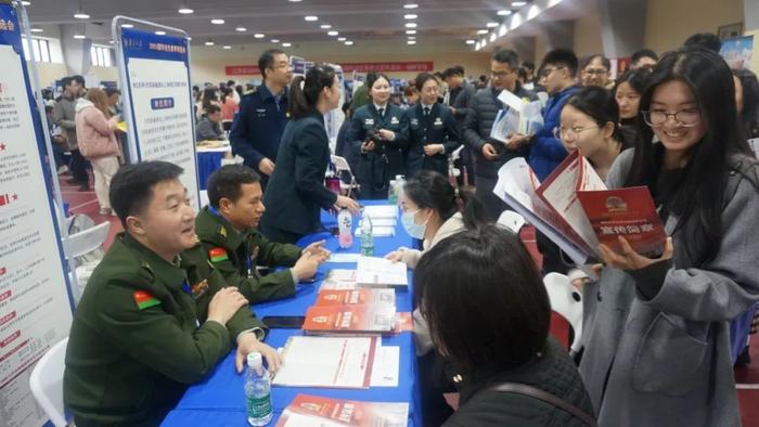 政治学院圆满完成2024年上半年直招军官进高校宣介活动