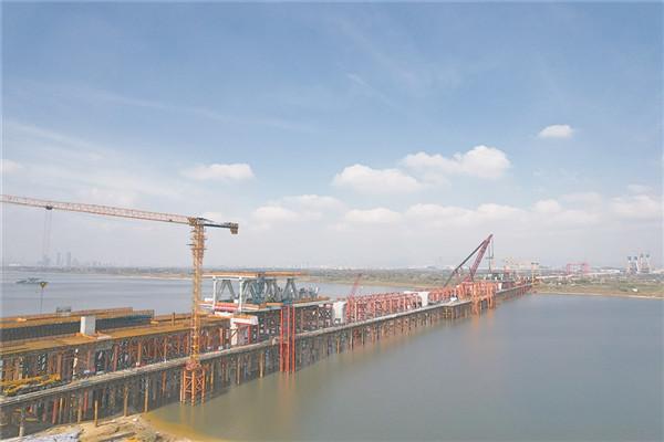昌九高铁扬子洲赣江公铁大桥跨赣江南支主桥正在紧张施工中