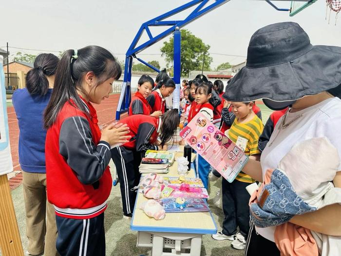 灞桥区江尹小学“小葵花”爱心义卖活动