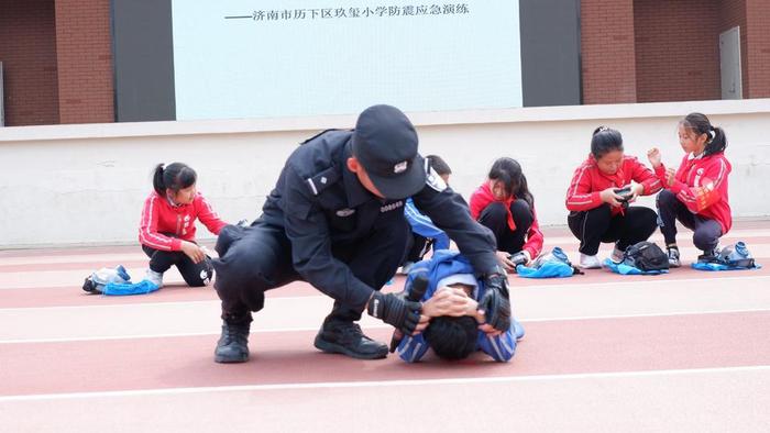 玖玺小学举行人防教育和防空防灾疏散演练活动