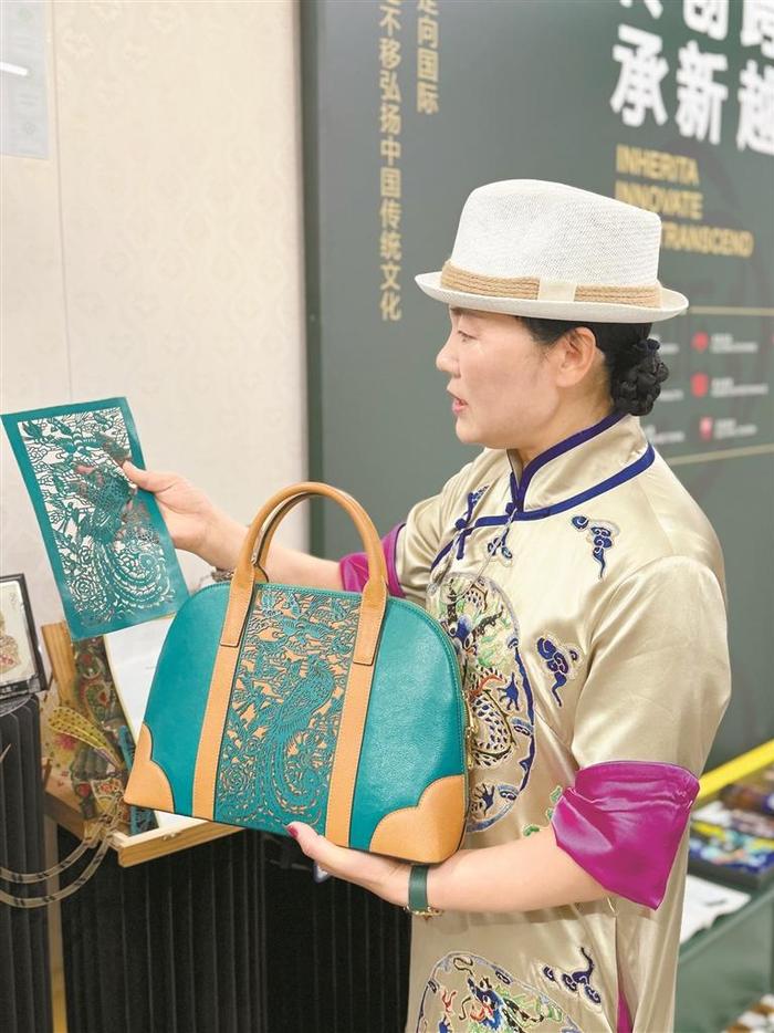 深圳非遗生活文化产业有限公司董事长魏素莹展示展品。 深圳特区报记者 罗雅丽 摄