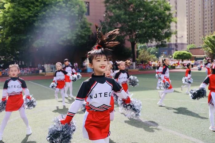 西安市曲江第十三小学举行春季田径运动会