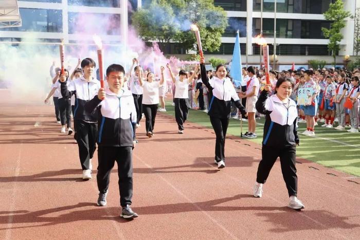 西安市曲江第十三小学举行春季田径运动会