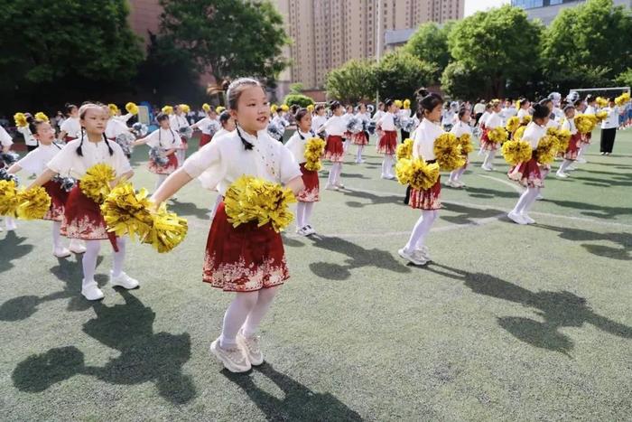 西安市曲江第十三小学举行春季田径运动会