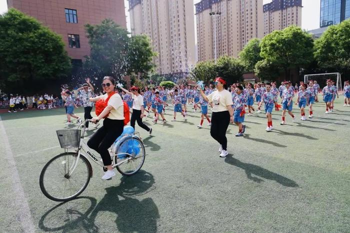 西安市曲江第十三小学举行春季田径运动会