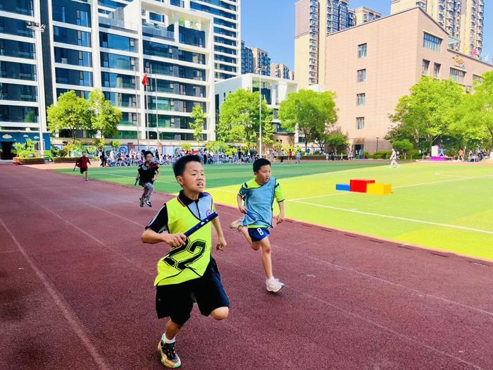 西安市曲江第十三小学举行春季田径运动会