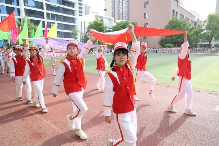 西安市曲江第十三小学举行春季田径运动会