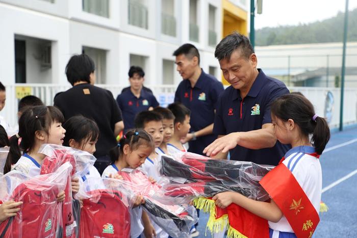 “深圳街超”走进坪山锦龙小学，共筑校园足球梦