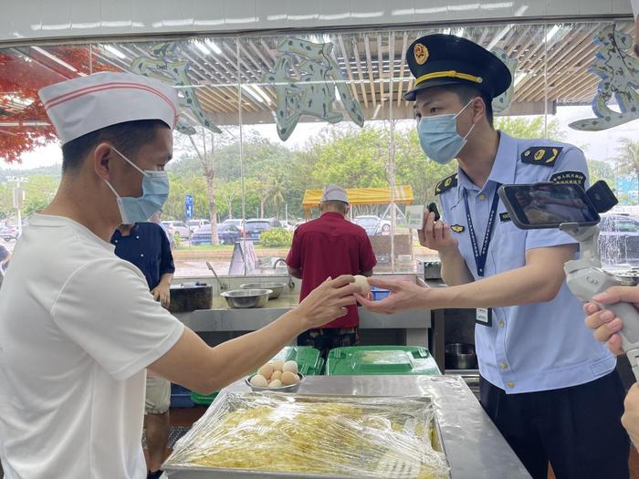 大鹏市监节日查 | 海鲜餐厅、民宿、停车场一次查完！保障市民“五一”假期玩得开心、吃得放心