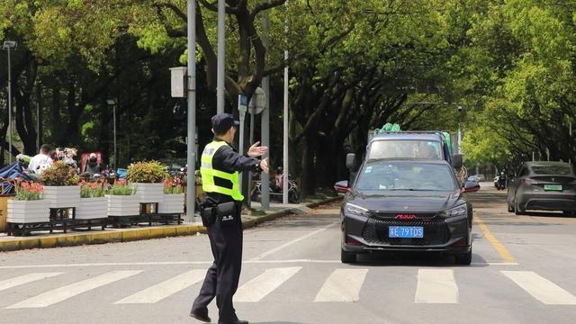 小长假第一天，金山城市沙滩迎来客流小高峰