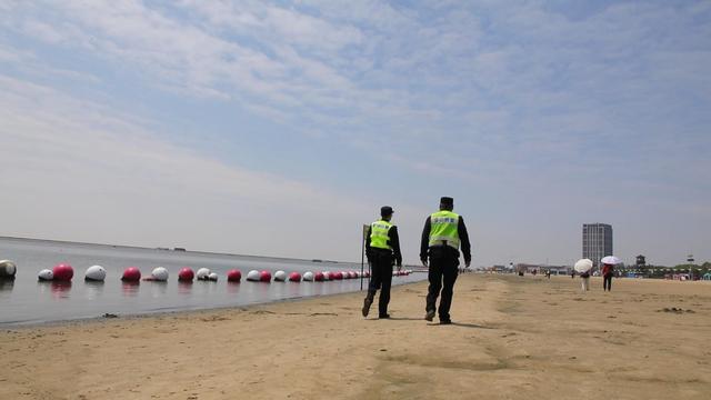 小长假第一天，金山城市沙滩迎来客流小高峰