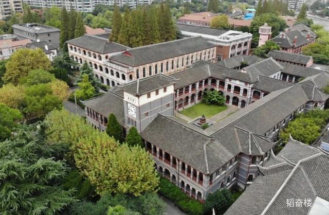 华东政法大学历史建筑群：拥有超140年历史，近270°河景的建筑明珠