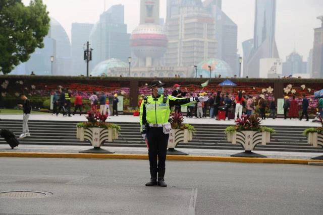 这位执法有力度更有温度的黄浦交警，火了！