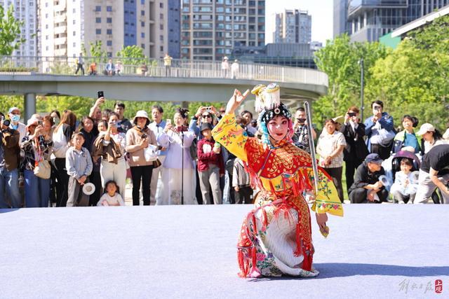 上海这个街道有一群平均年龄10岁的京剧小演员，中国传统文化在社区生根