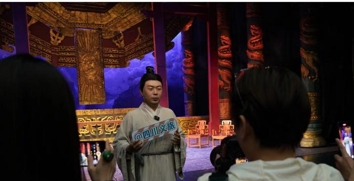 杜海涛等明星冲进“小剧场” 2024年“五一”文化大餐你享用了吗？