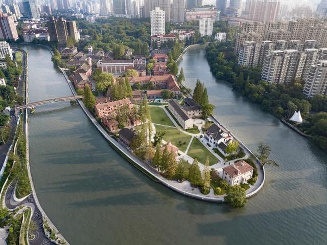 华东政法大学历史建筑群：拥有超140年历史，近270°河景的建筑明珠