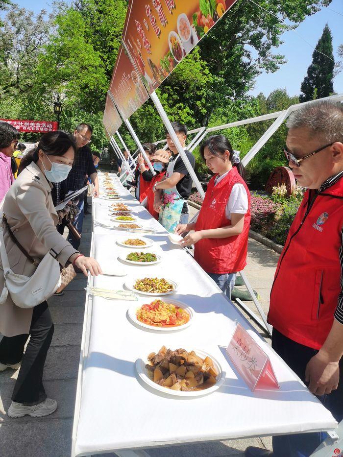 百花公园举办“以菜会友，邻里一家亲”厨艺大比拼美食活动