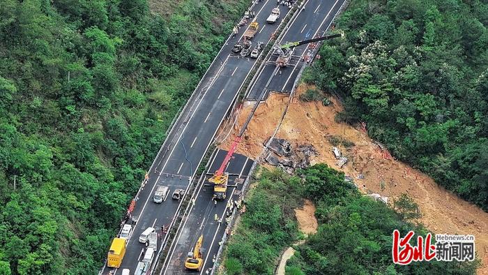 纵览热点｜广东梅大高速坍塌致24人死亡，30人正救治，梅州多个献血点开放至21时30分