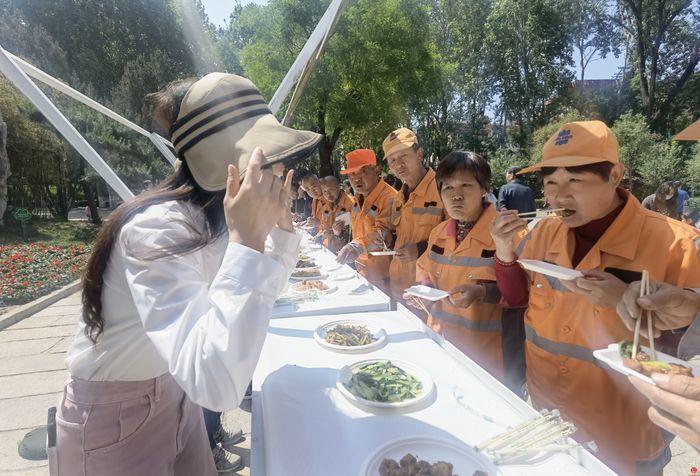 百花公园举办“以菜会友，邻里一家亲”厨艺大比拼美食活动