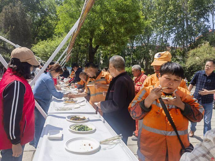 百花公园举办“以菜会友，邻里一家亲”厨艺大比拼美食活动