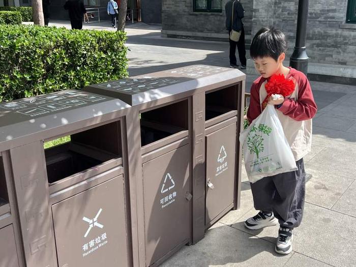 礼赞劳动之美，青少年参与“陶然环保行”垃圾分类宣传活动