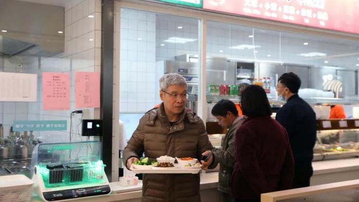 事关上海老年人！长者食堂有新规，人户分离将按居住地标准享受补贴，常住上海就优惠