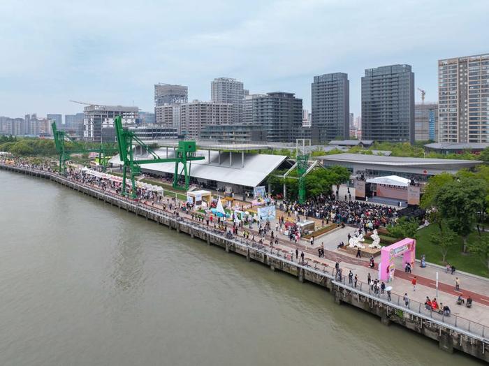 咖啡节、花展、购物节都来了！小长假“人从众”的徐汇滨江，接得住大流量吗