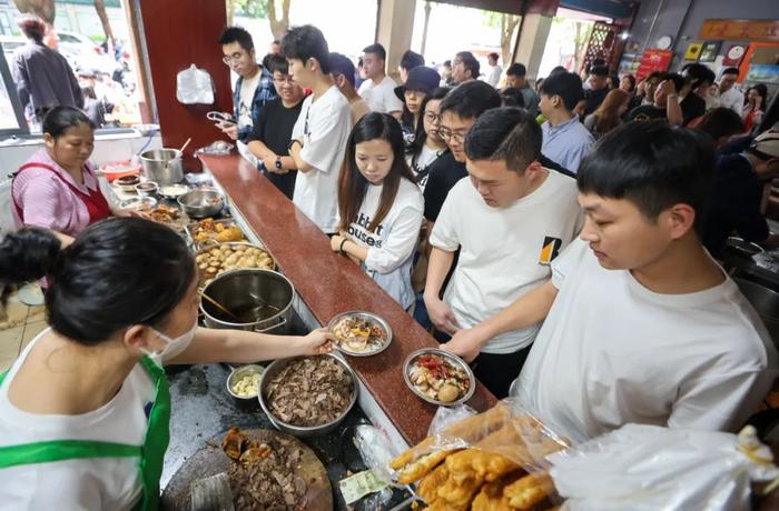 人从众！打卡景点、尝美食，假期期间桂林超火热