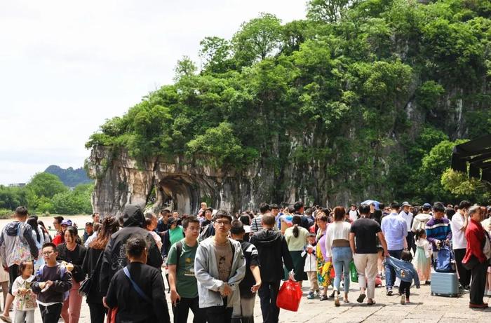 人从众！打卡景点、尝美食，假期期间桂林超火热