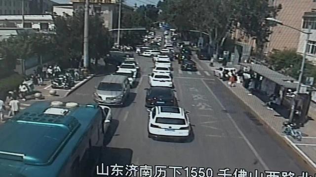 路况速报丨济南经十路千佛山路南口已实施交通管制