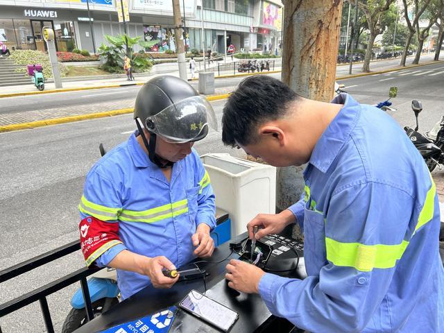 从环卫新兵到“上海市五一劳动奖章”获得者，他的故事浸透着汗水！