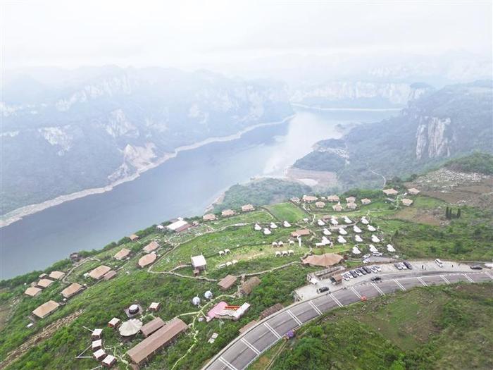 “五一”期间，毕节市乌江源百里画廊景区的露营基地凭借良好的设施环境和服务，吸引众多游客前往游玩。