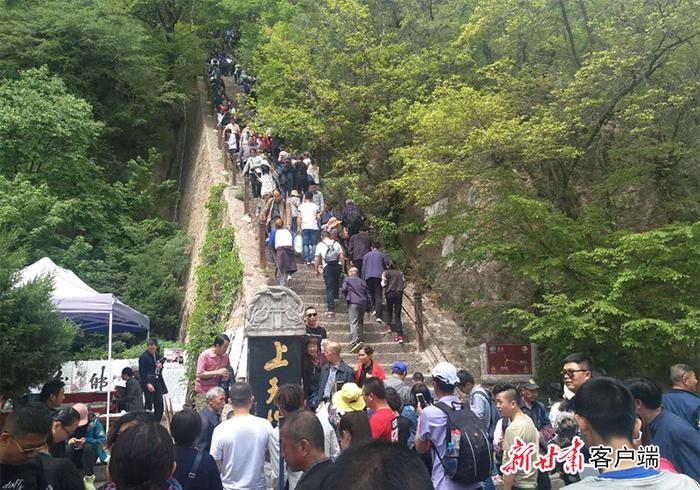 在崆峒山探寻古建筑之美