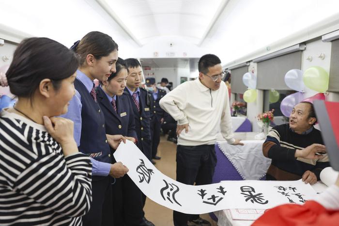 从马背到列车，她成长为我国首位塔吉克族列车长