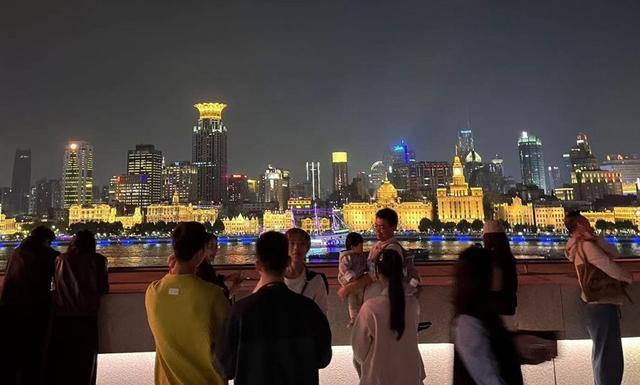 不去外滩看夜景，五一假期的晚上他们为什么来这里？