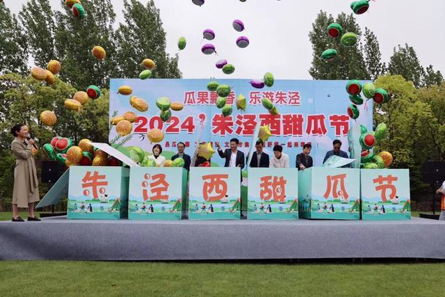 沪郊朱泾镇，屡获金奖的珠丰甜瓜熟了，邀请市民游客前往品瓜、赏花