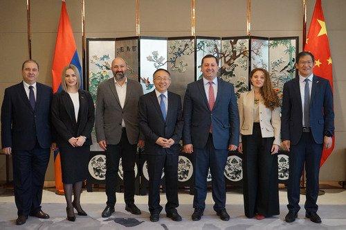 驻亚美尼亚大使范勇会见埃里温国立大学校长奥加尼相