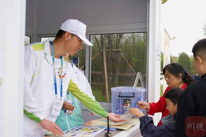 C视频 ｜留学生穿汉服游世园会 打卡家乡展区