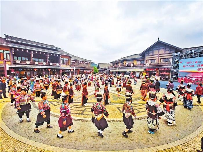 “五一”期间，丹寨县举办的2024年“丹寨杜鹃花节”系列活动让客流持续增长。